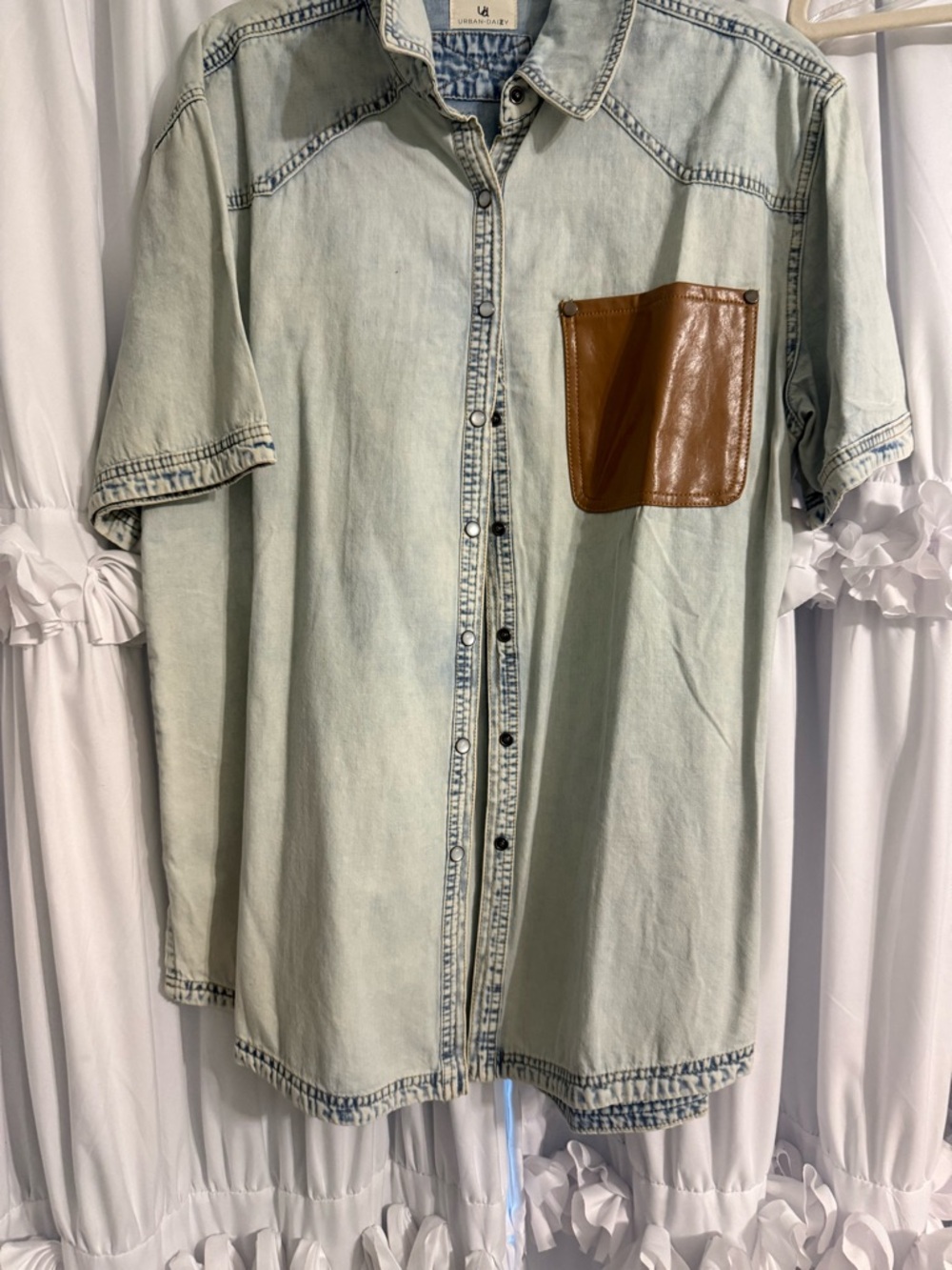 Urban Daizy Light Wash Denim Short-Sleeve Shirt with Brown Pocket